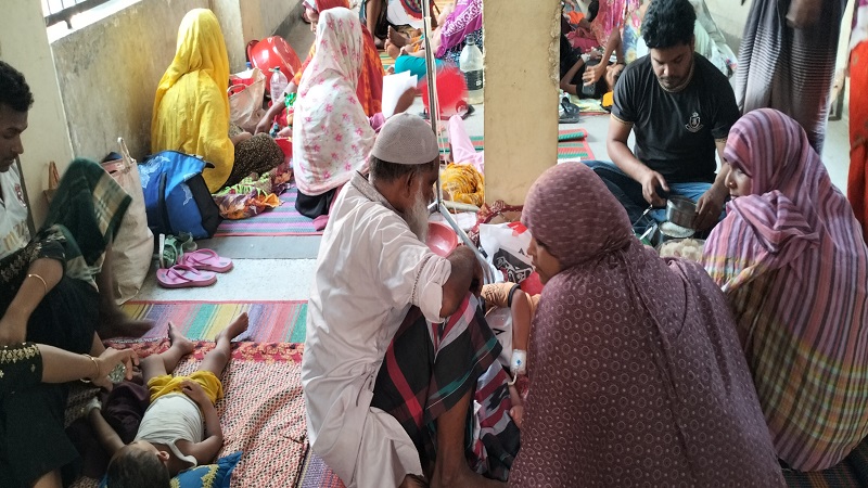 সন্দেহজনক হাম রোগিতে ঠাঁসা চাঁপাইনবাবগঞ্জ জেলা হাসপাতাল,র‌্যাম্পেও রোগি